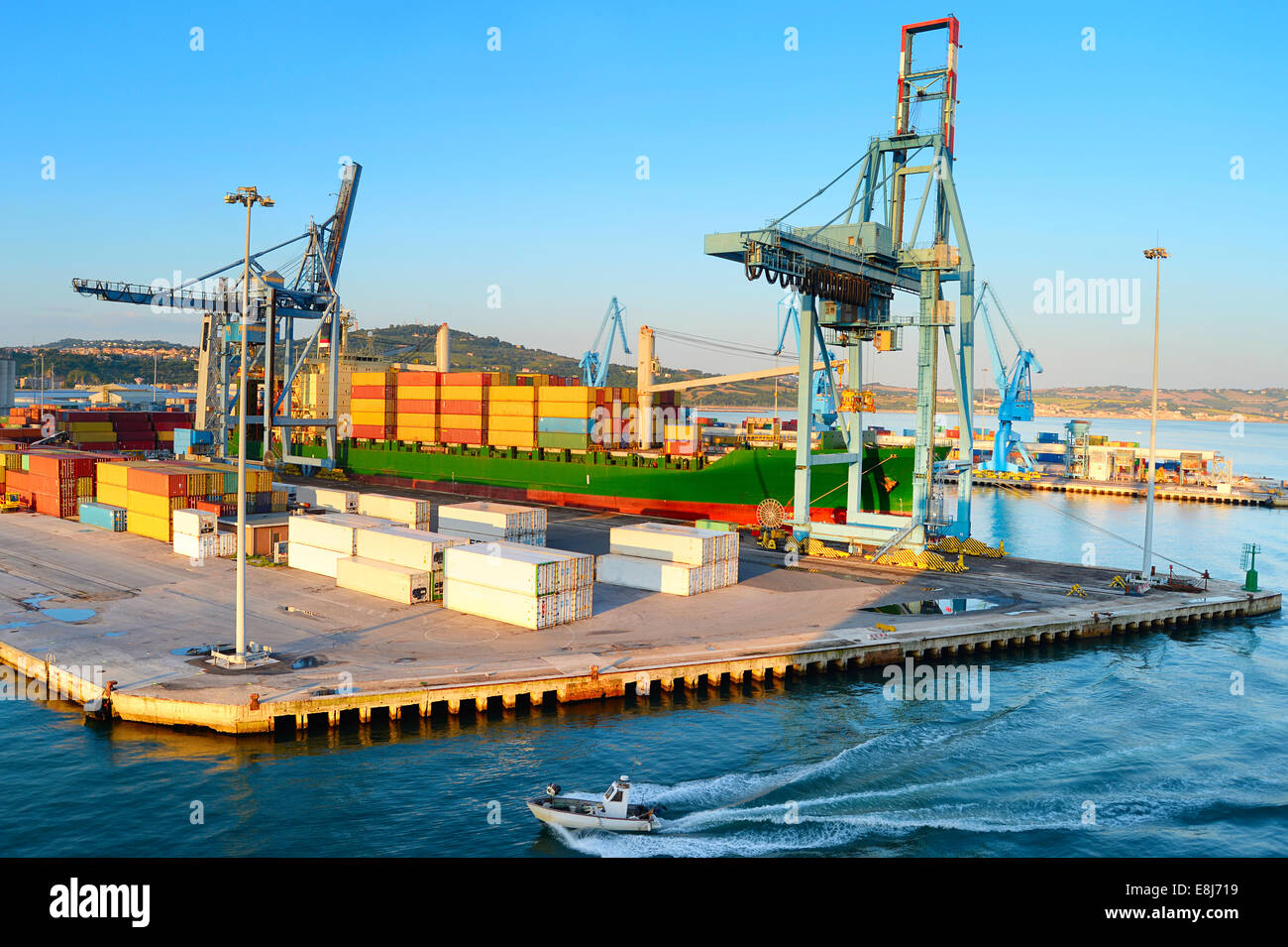Vista di industriale di porto commerciale di mattina. Ancona, Italia Foto Stock