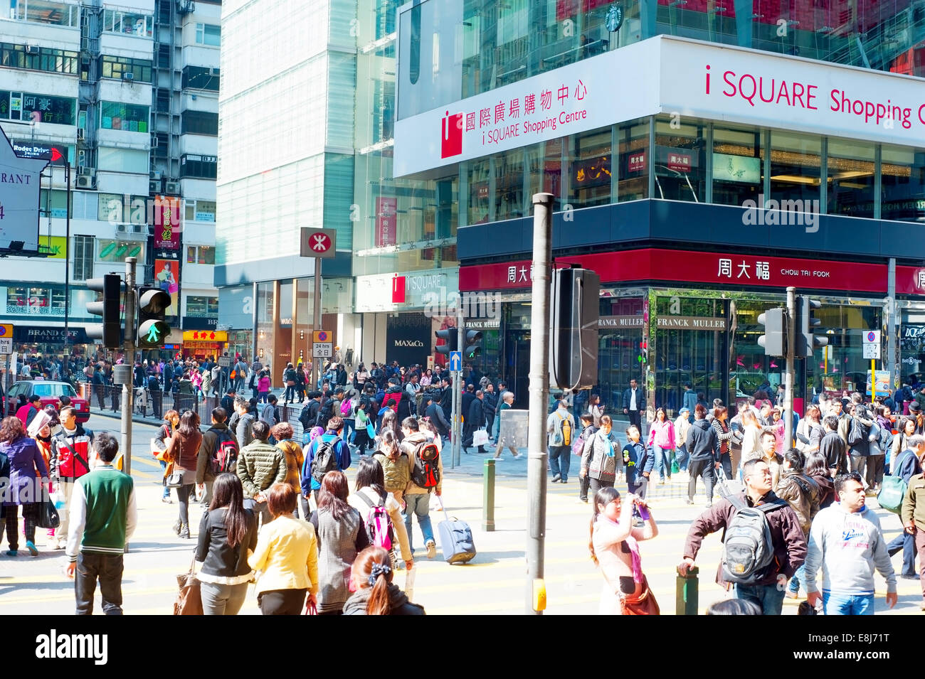 Persone crosing la strada di Hong Kong Foto Stock