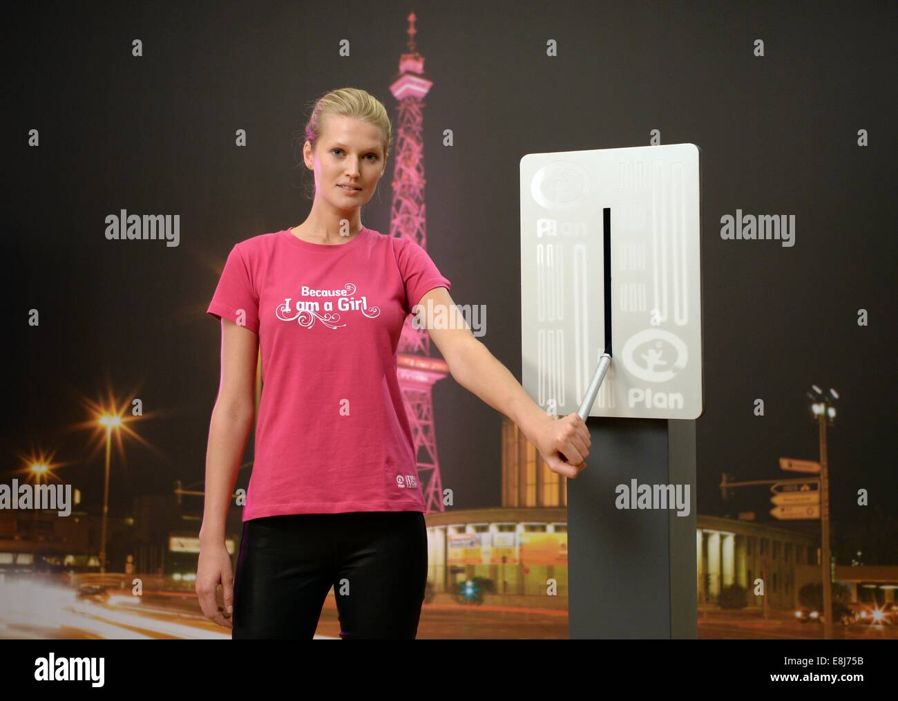 Berlino, Germania. 08 ott 2014. Modello Toni Garrn accende le luci rosa presso la torre della radio per le campagne "perché io sono una ragazza' International per ragazze' GIORNO DELL'11 ottobre a Berlino, Germania, 08 ottobre 2014. Foto: BRITTA PEDERSEN/dpa/Alamy Live News Foto Stock