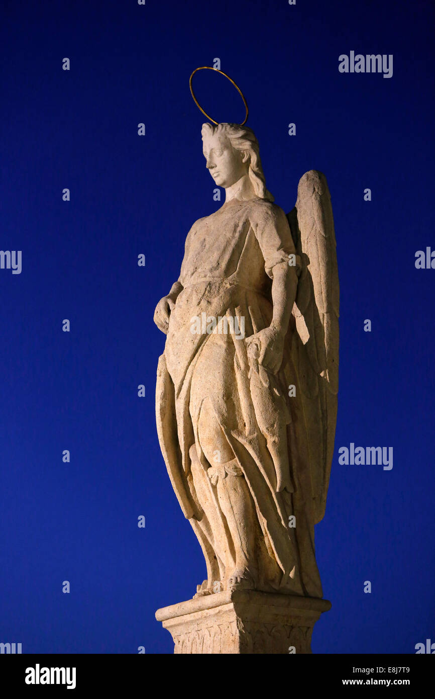 Statua di St Raphael sul ponte romano a Cordoba, Andalusia Foto Stock