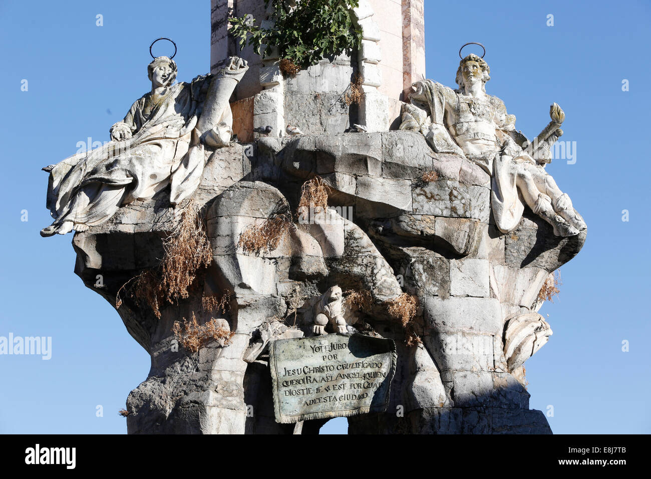 60m-alta torre coronata con la statua dell' Arcangelo Raffaello, che è il santo patrono della città di Cordoba Foto Stock