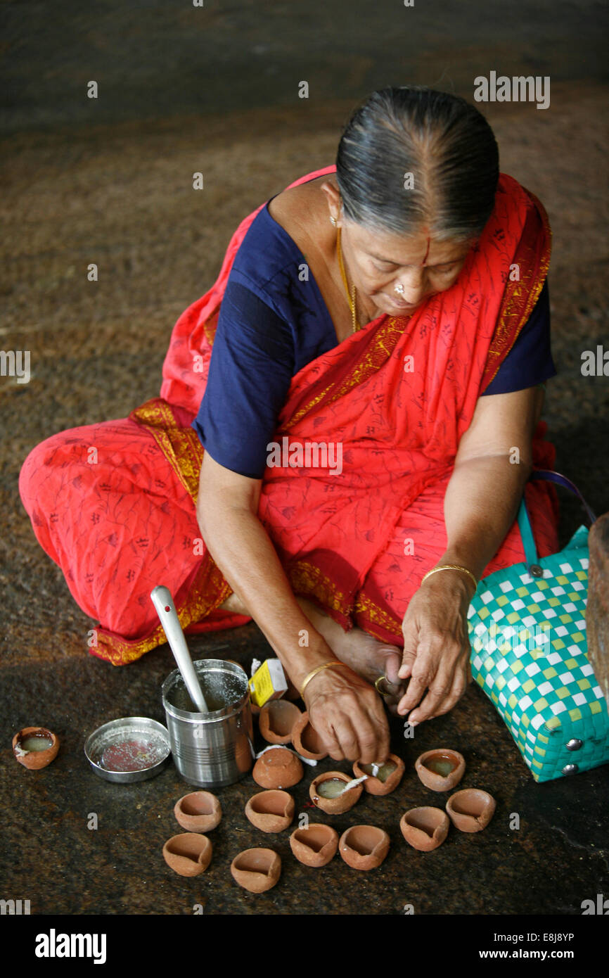 Donna fare lampade ad olio. Trichy - Srirangam tempio. Foto Stock