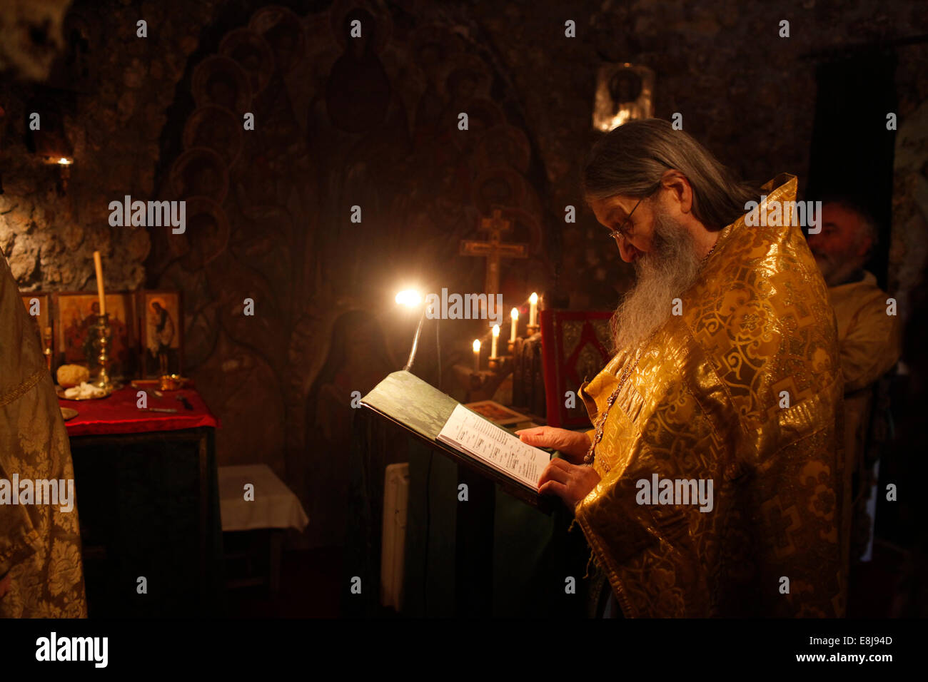 Chiesa russa ortodossa celebrazione Foto Stock