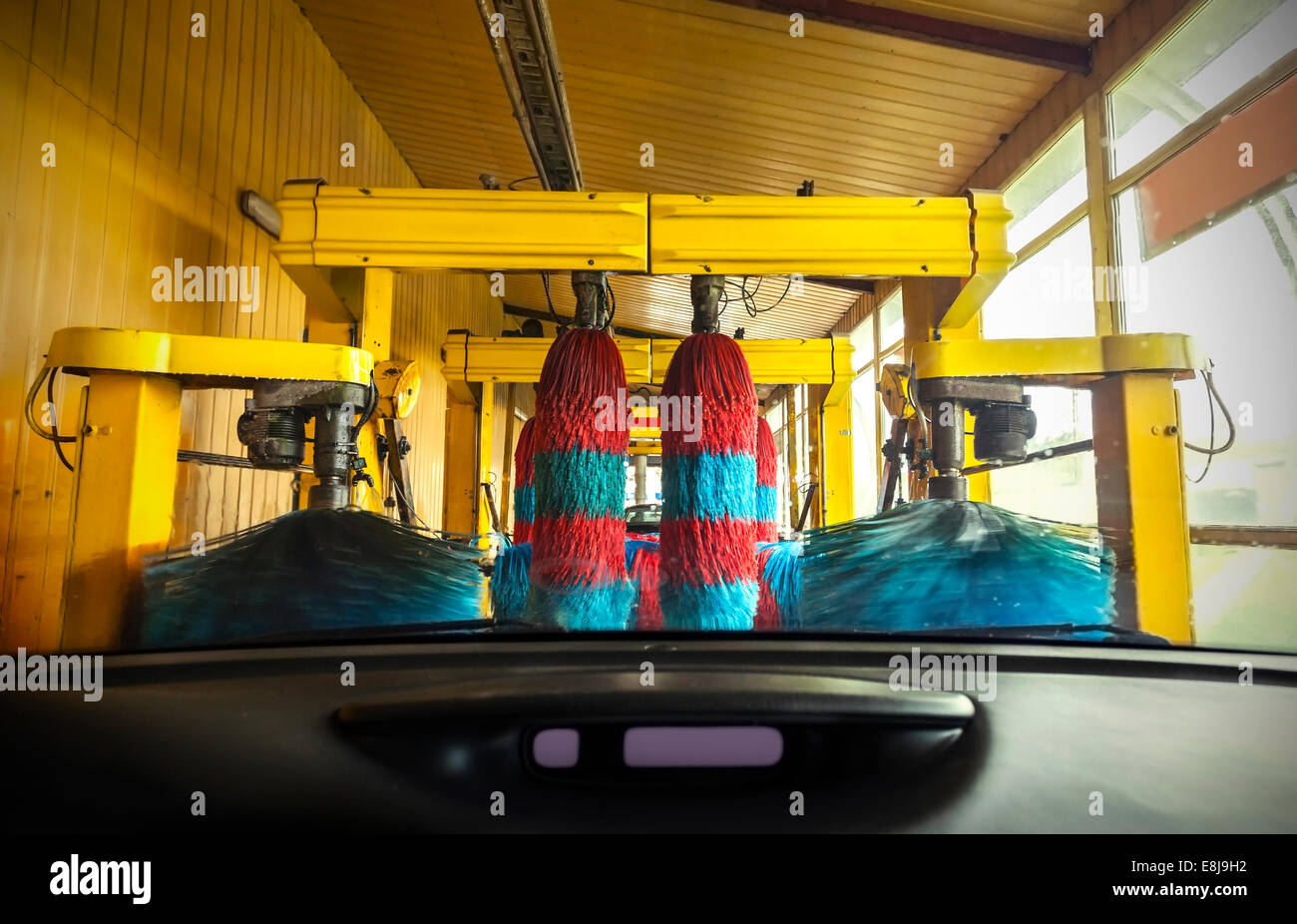Per il lavaggio di auto dall'interno di un auto durante il lavaggio. Foto Stock