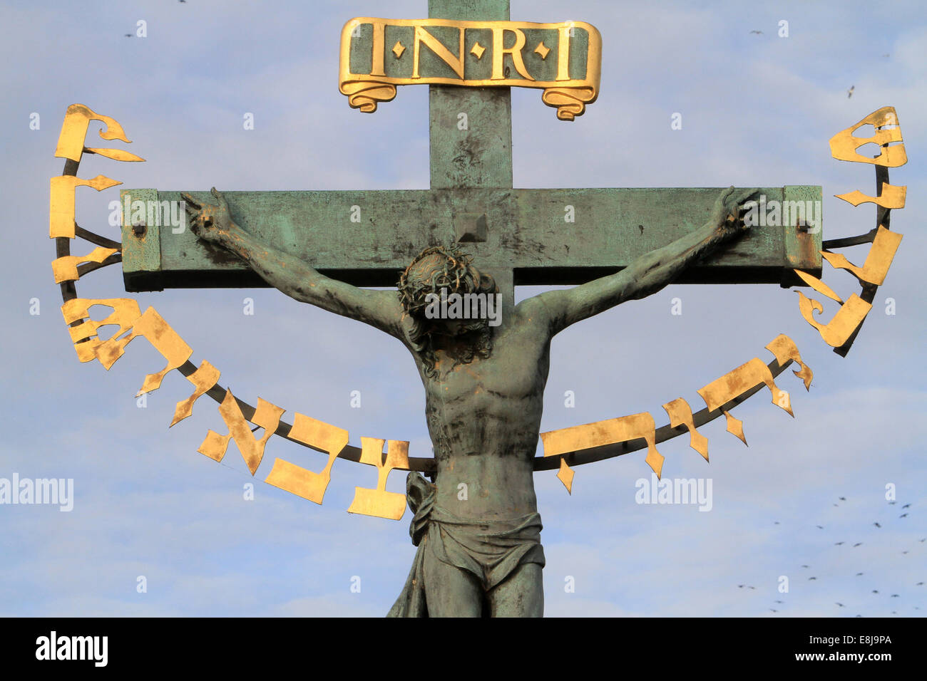 Crocifisso sul Calvario e sul Ponte Carlo. Statua di Gesù sulla croce con  scritte in ebraico. Praga Foto stock - Alamy