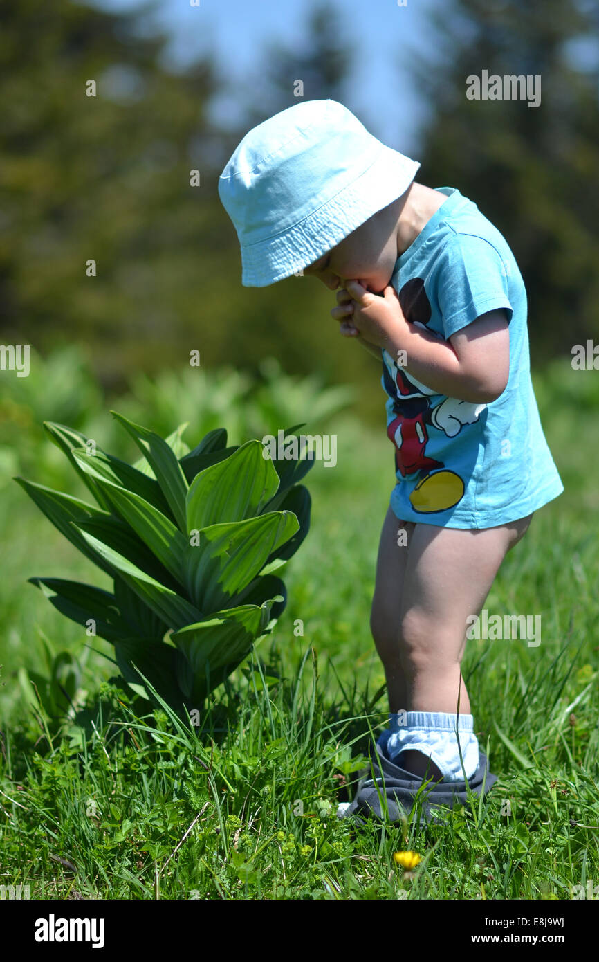 Bambino peeing in natura Foto stock Alamy