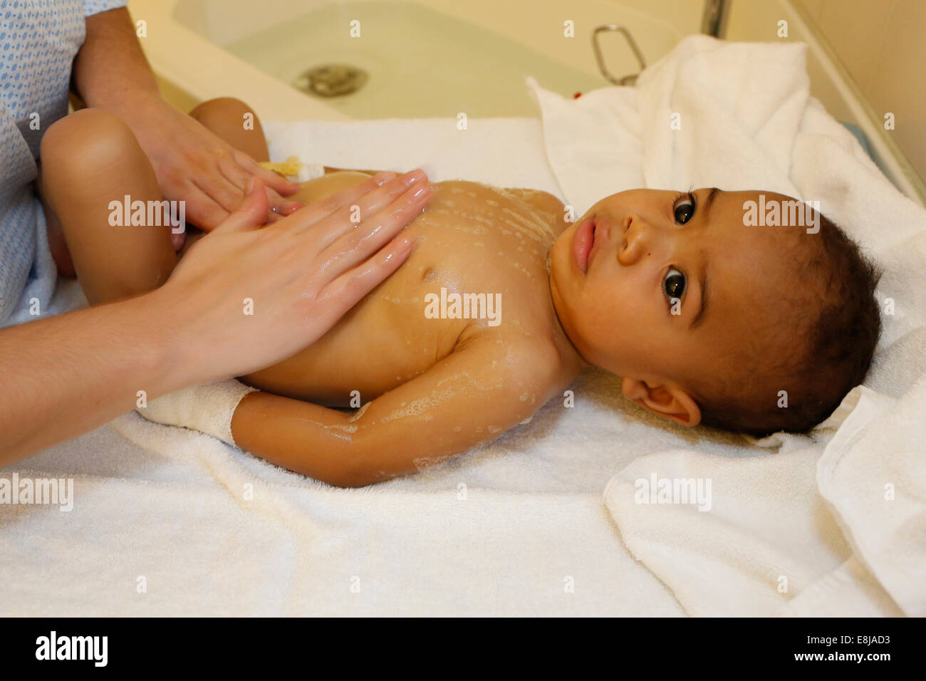 Bambino in ospedale. Questo ragazzo dal Madagascar sta per subire la chirurgia di cuore fornito da ONG Francese La Chaine de l'Espoir (Surg Foto Stock