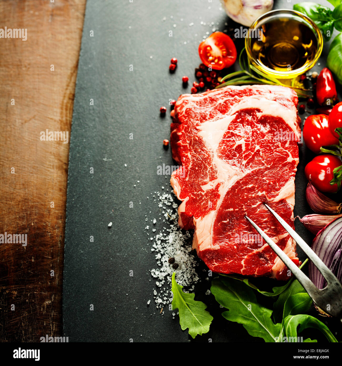 In marmo bistecca di manzo con forcella di carne e le verdure in una padella per grigliare Foto Stock