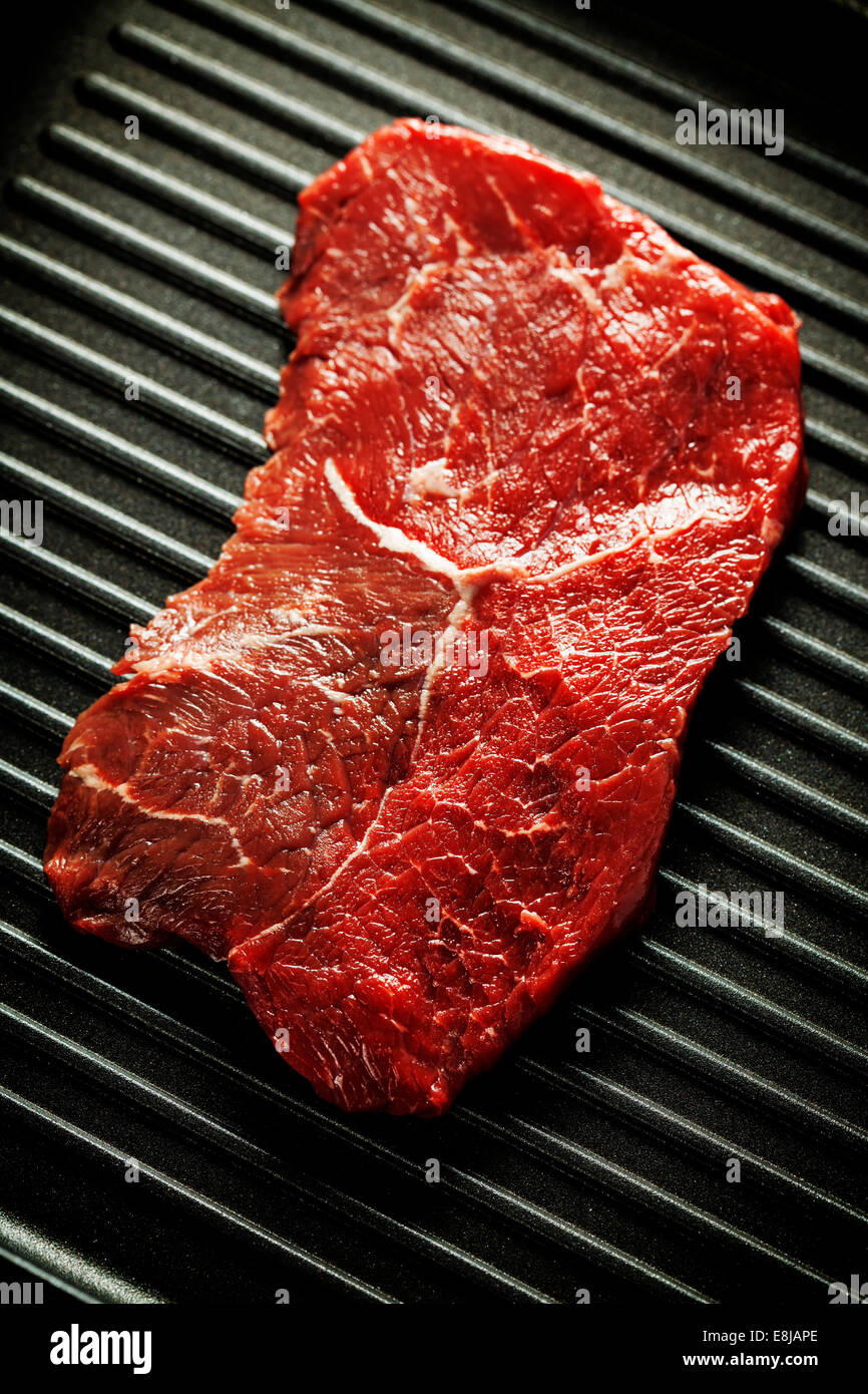 In marmo bistecca di manzo in una padella per grigliare Foto Stock