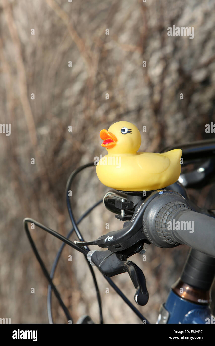 Gomma gialla duck sul manubrio di una bicicletta. Foto Stock