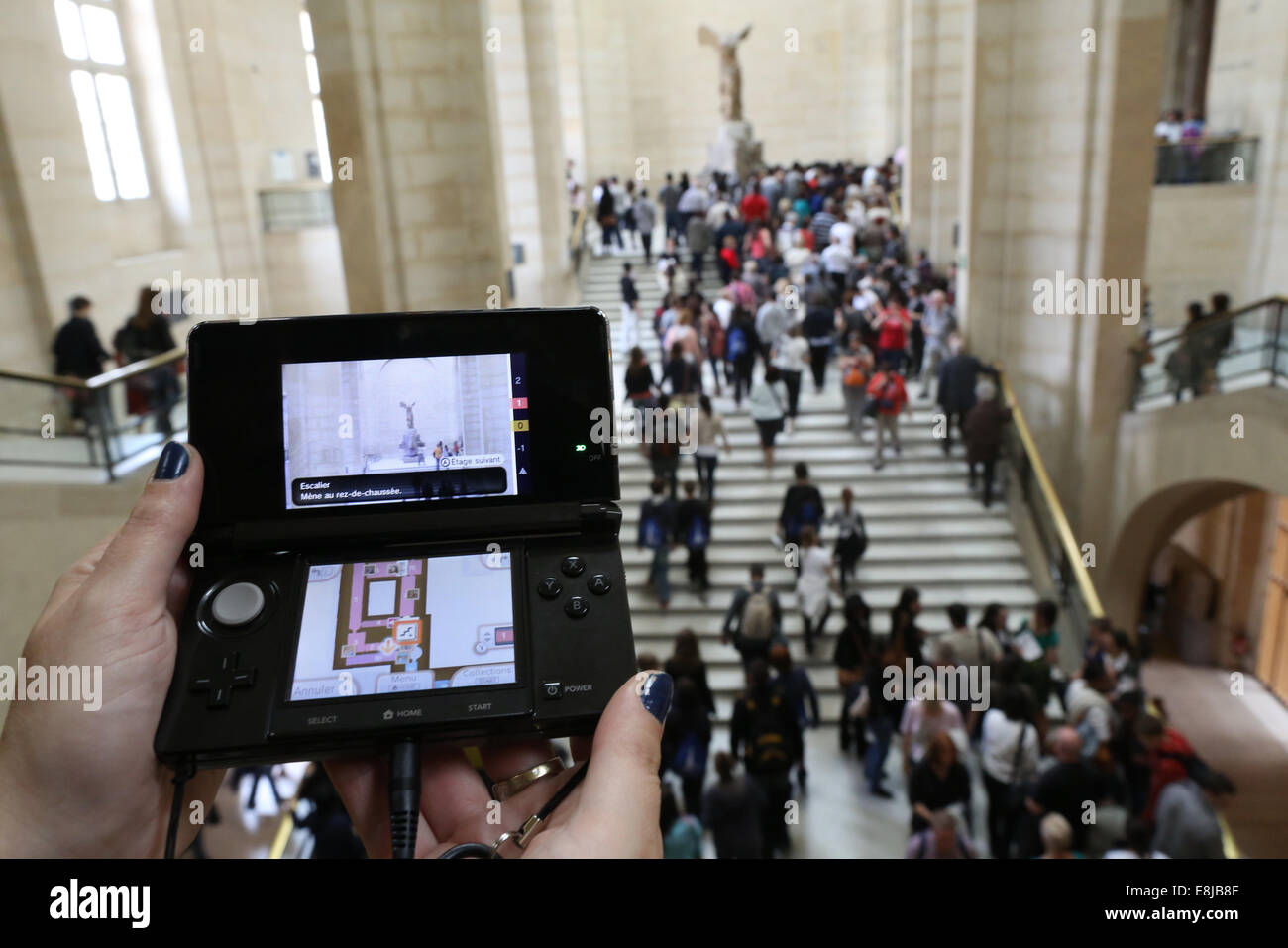 Il museo del Louvre. Visita con un Nitendo 3DS. Foto Stock