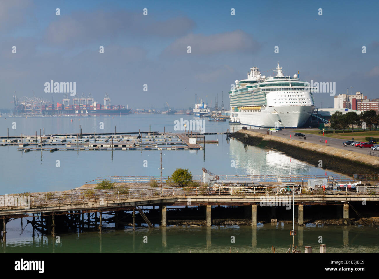 Nave da crociera al dock di Southampton, Hampshire, Inghilterra, Regno Unito Foto Stock
