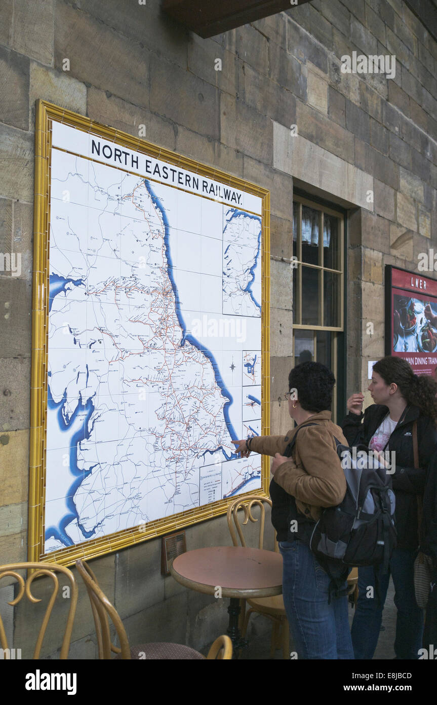 Dh Stazione ferroviaria PICKERING North Yorkshire del nord-est Mappa ferroviaria visualizzati da due donne Foto Stock