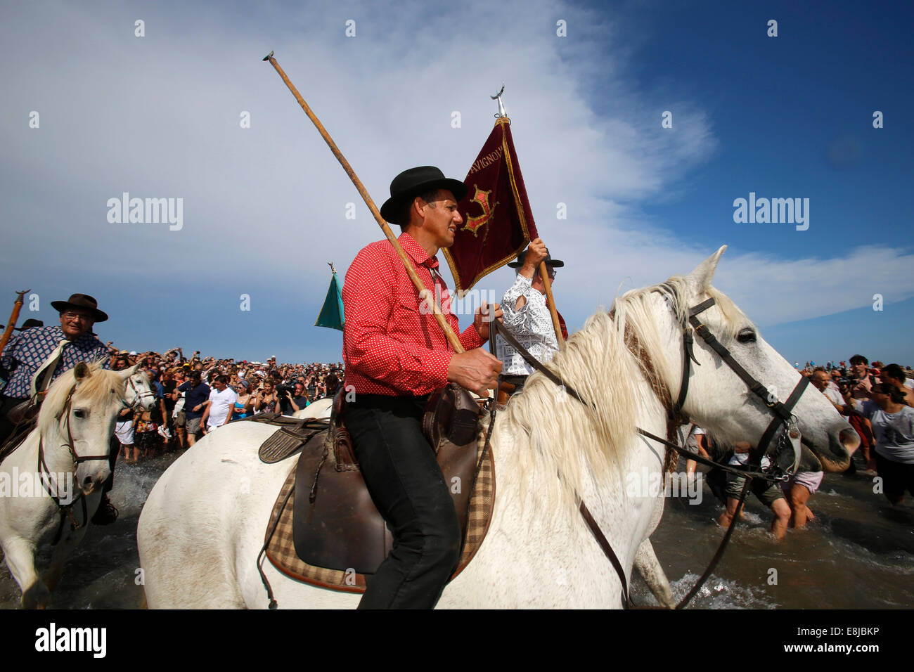 Pellegrinaggio degli zingari a les Saintes-Marie-de-la-Mer. "Mandriani' a cavallo scortare la processione a mare Foto Stock