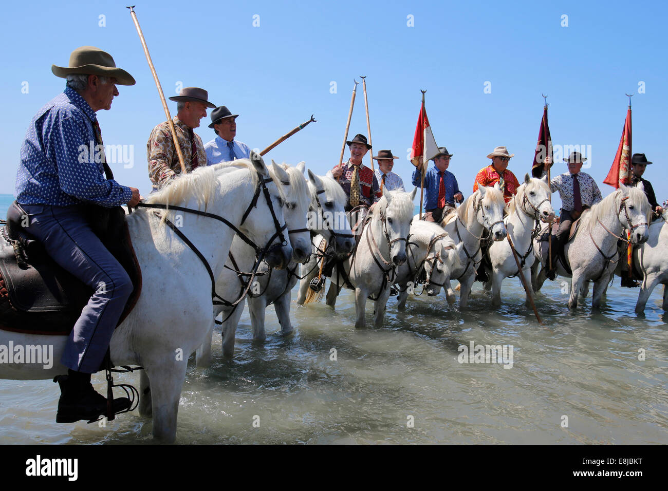 Pellegrinaggio degli zingari a les Saintes-Marie-de-la-Mer. "Mandriani' a cavallo scortare la processione a mare Foto Stock