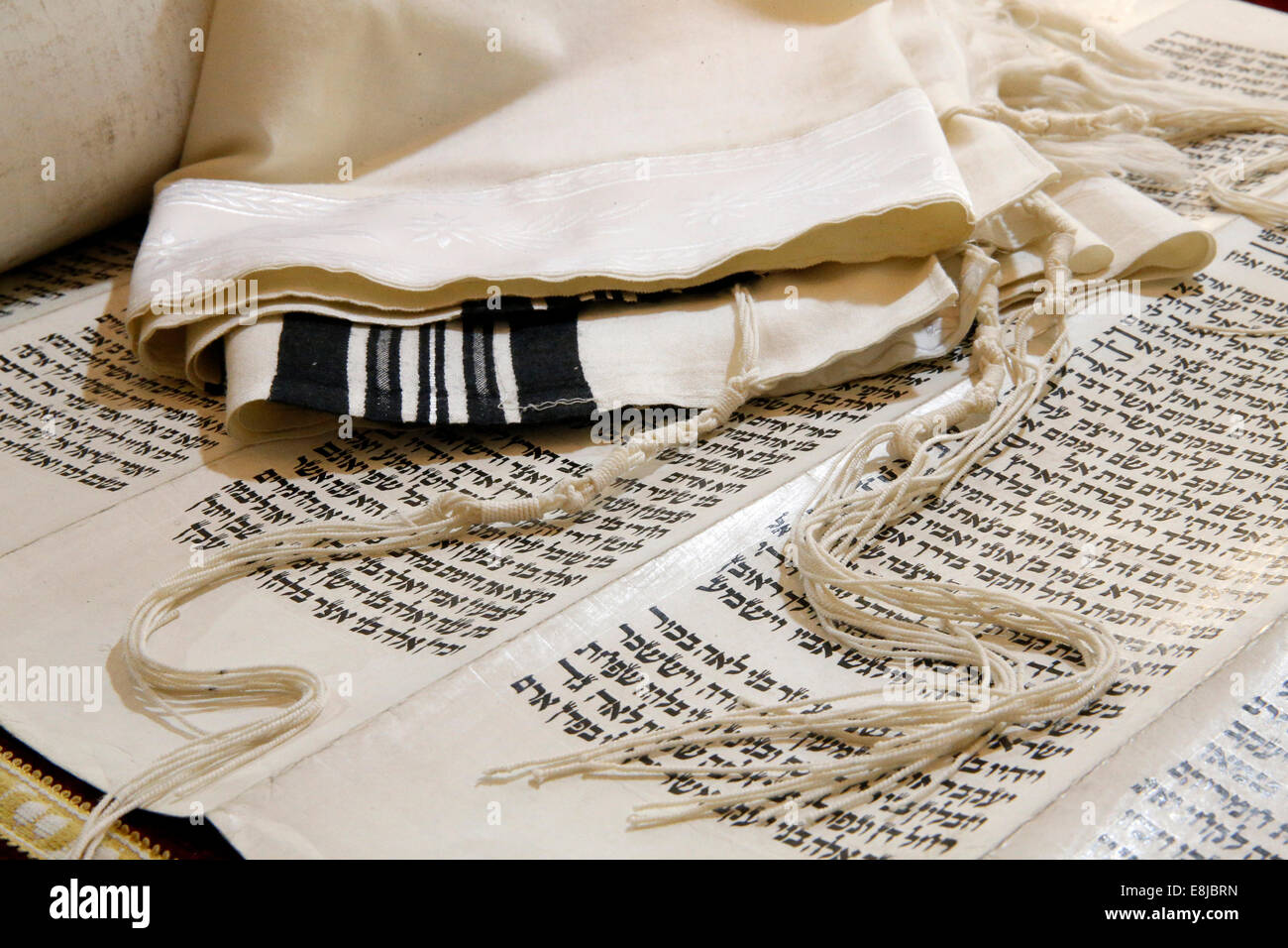 Rotolo di Torah Tallit, preghiera ebraica scialle e Tzittzit annodato  frange rituale Foto stock - Alamy