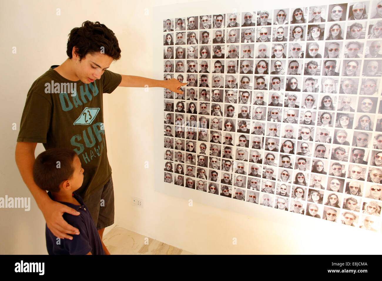 Fratelli in un museo Foto Stock