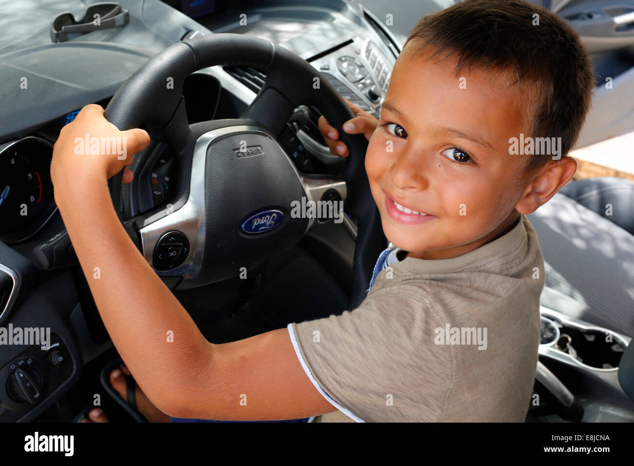 6-anno-vecchio ragazzo fingendo di guidare un auto Foto Stock