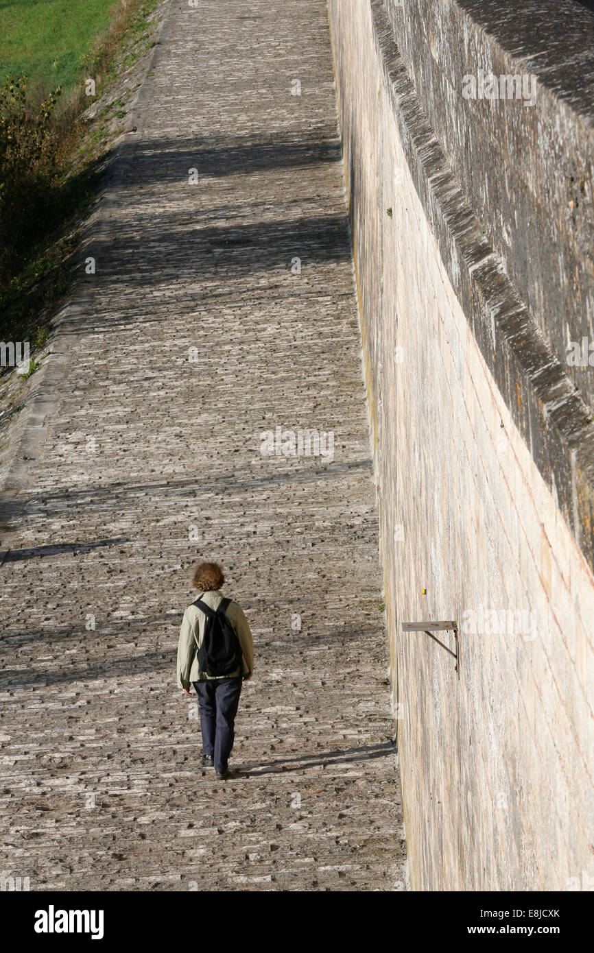 Walker sul fiume Loira lato. Foto Stock