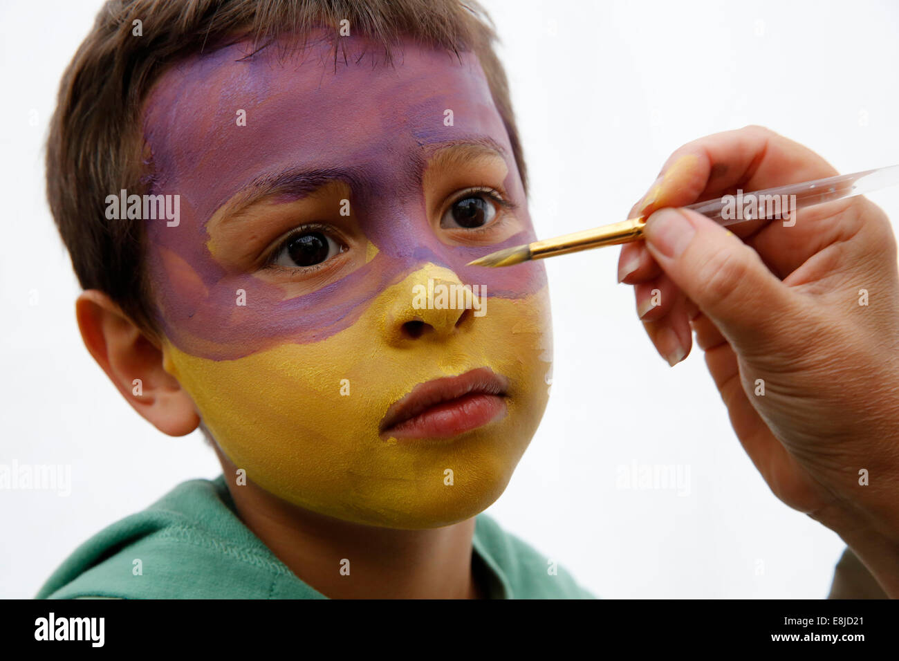 7-anno-vecchio ragazzo avente la sua faccia dipinta Foto Stock