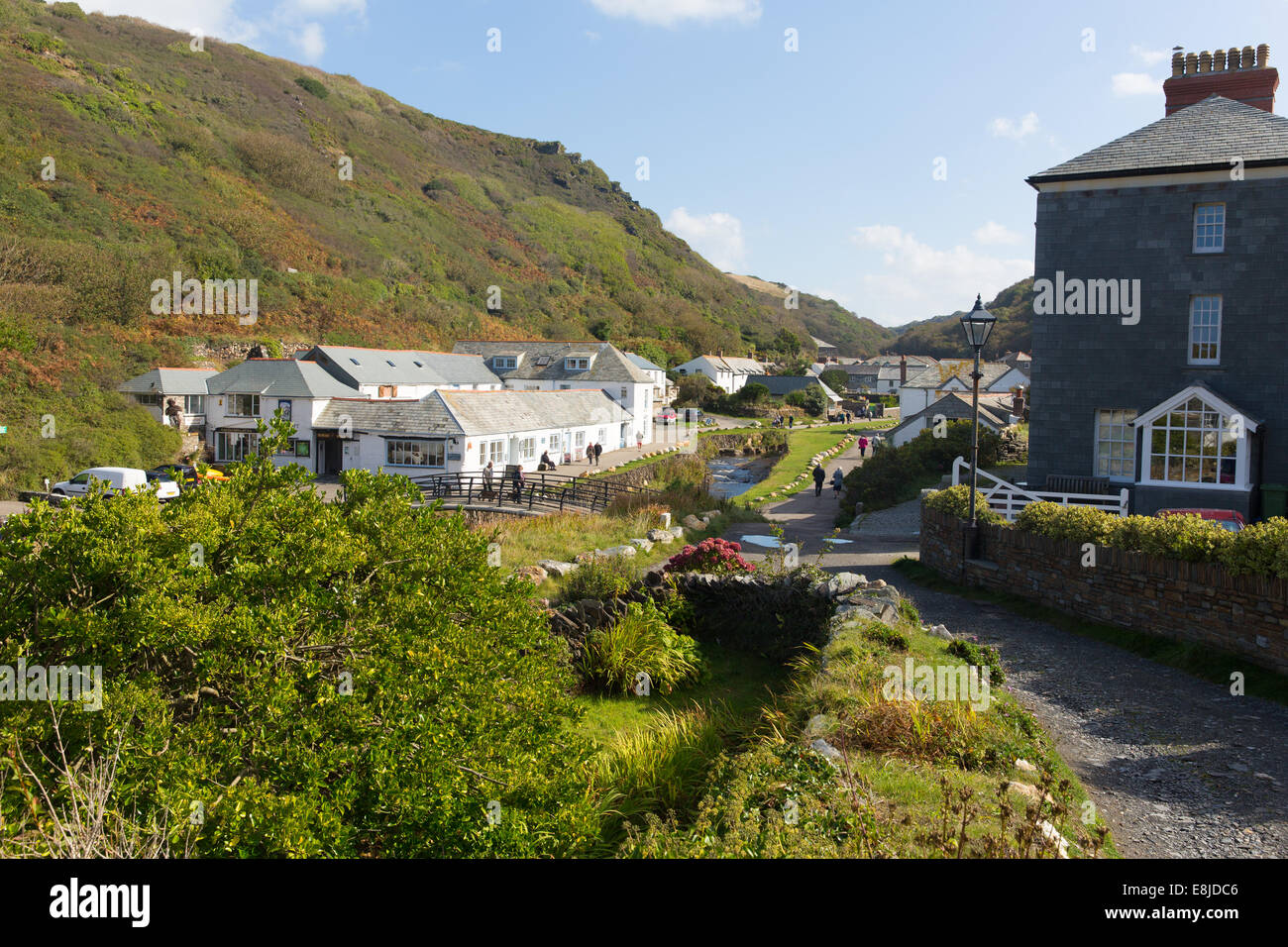 Cornish città di Boscastle Cornwall Inghilterra Regno Unito di persone su una bella e soleggiata cielo blu giorno Foto Stock