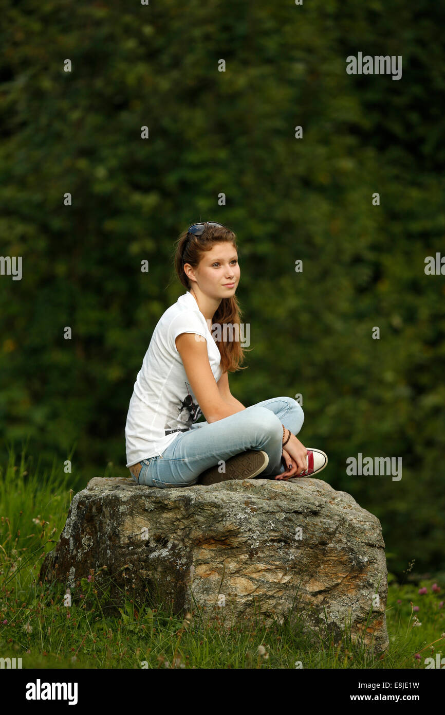 Ragazza giovane ubicazione su una pietra. Foto Stock