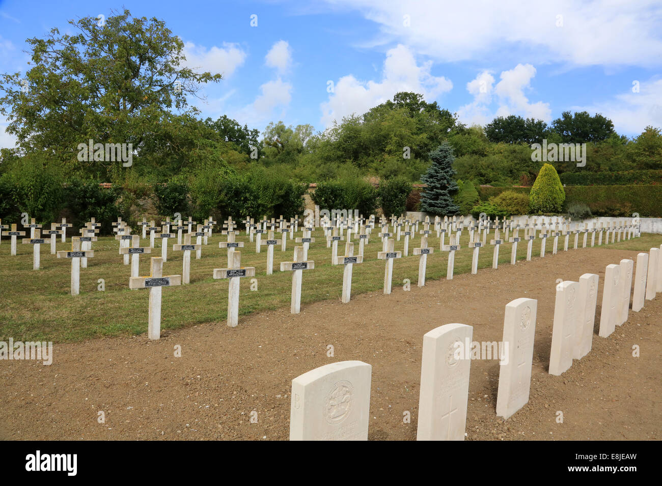 Commonweatlth War Graves. Francese cimitero militare contenente le tombe di 328 ColumŽriens, inglese, olandese e gli africani morti fo Foto Stock