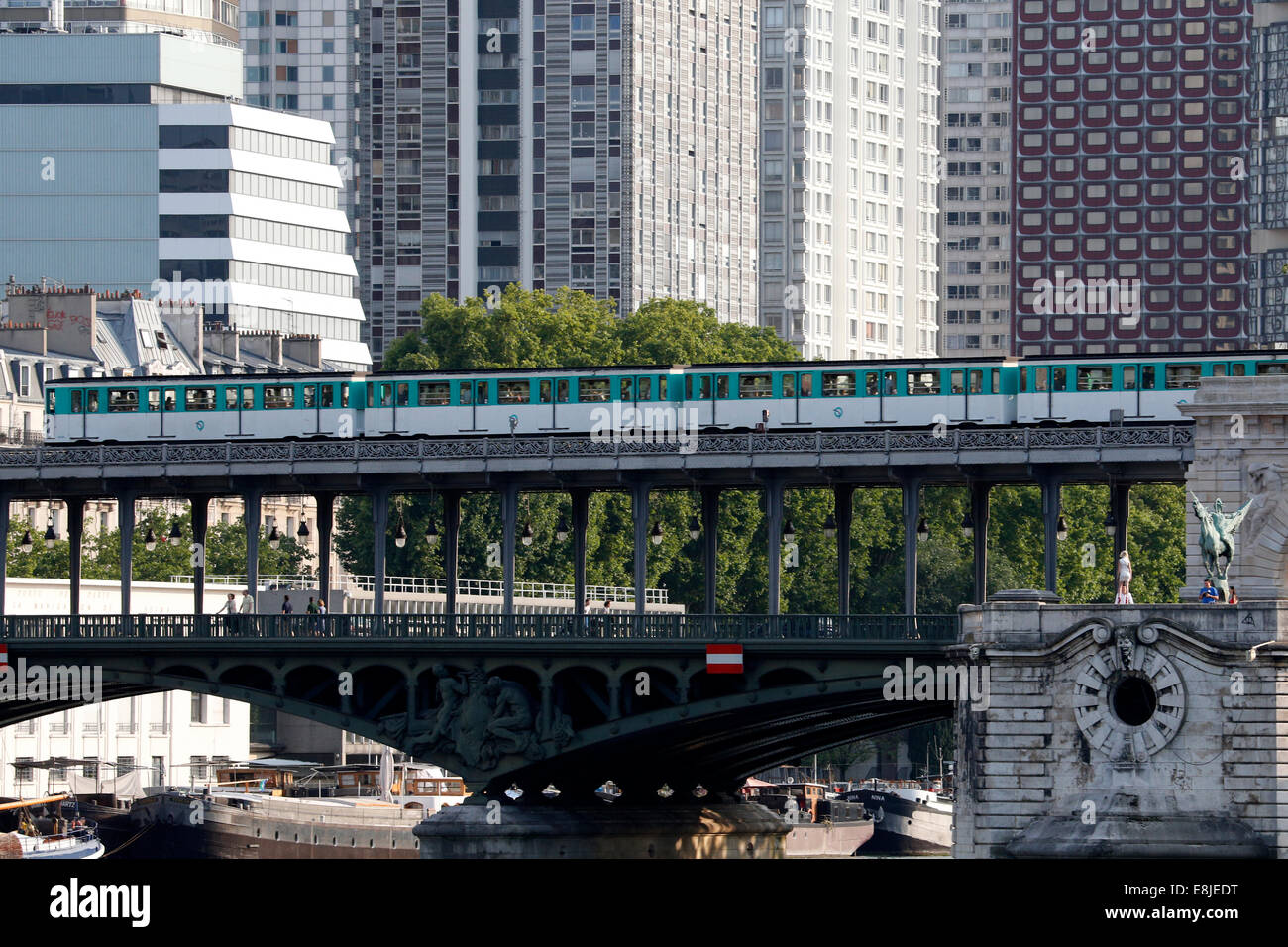 Bir-Hakeim bridge e metropolitana. Foto Stock