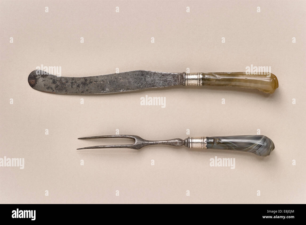 Xviii secolo inglese coltello e forchetta con scolpito le maniglie di agata  Foto stock - Alamy