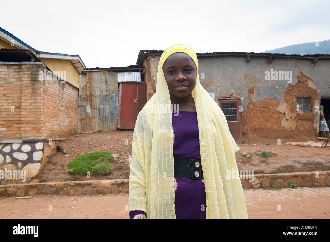 Ruanda, Kigali: una giovane donna cammina lungo attraverso uno della capitale quartieri semplice Foto Stock