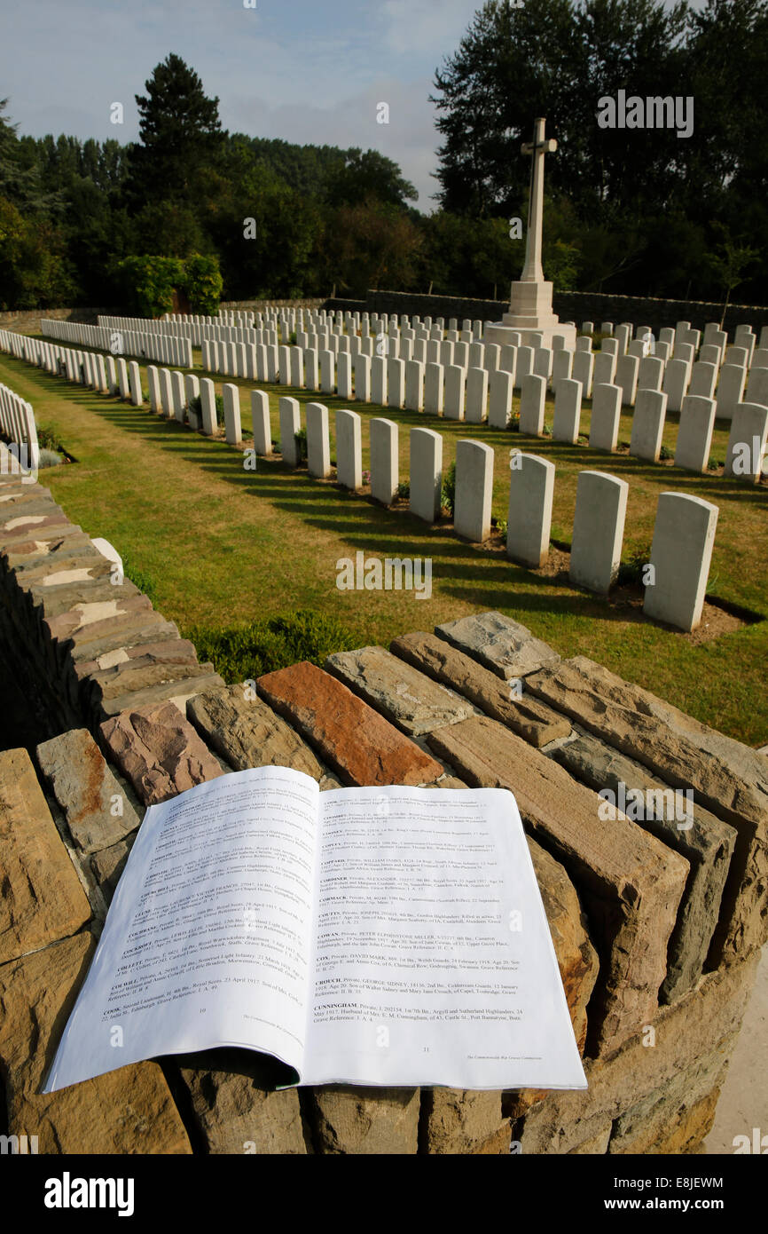 Passaggio a livello cimitero, progettato da Sir Reginald Blomfield, contiene 405 sepolture e commemorazioni della Prima Guerra Mondiale. Reg Foto Stock