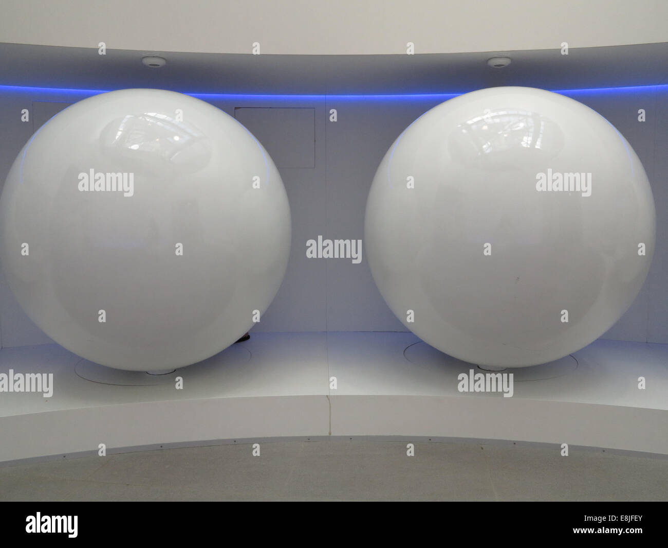 Poltrone a forma di sfera in una SPA. Foto Stock