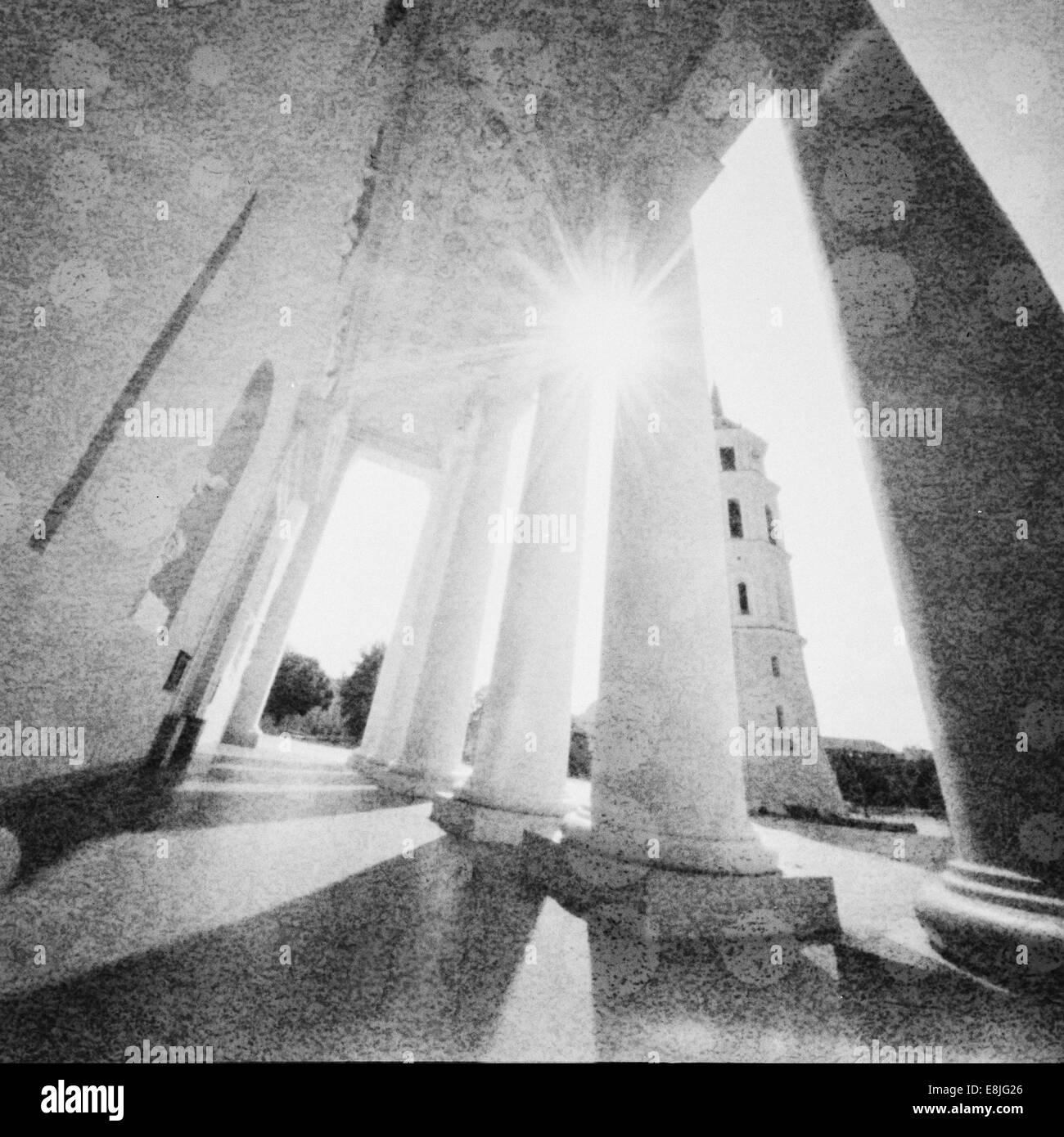 Ampio angolo di vista dalla cattedrale di Vilnius. Usato pinhole fotocamera a pellicola. Contiene tipico per quella tecnica blur e grano. Foto Stock