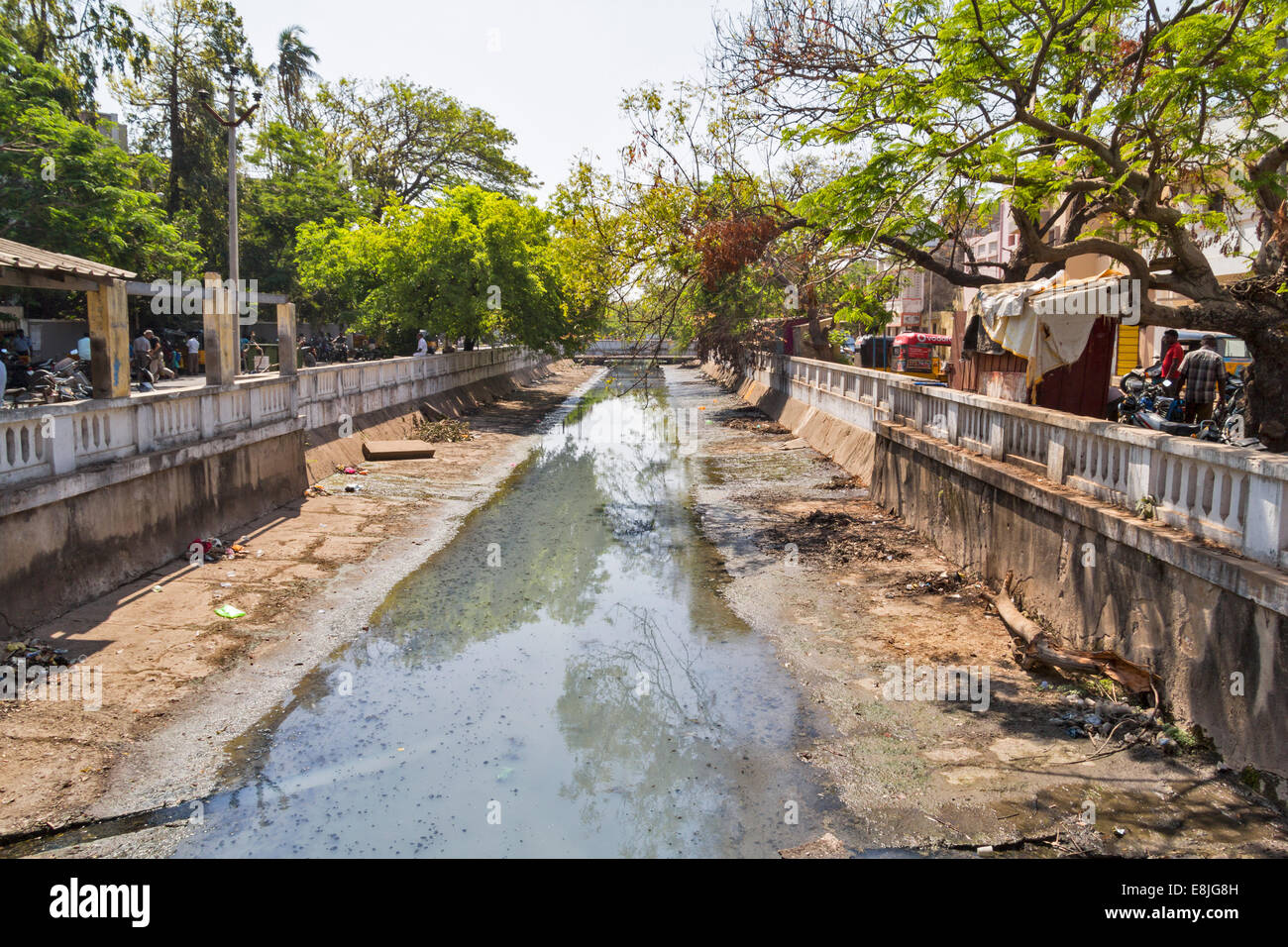 PONDICHERRY INDIA viali alberati e gravemente inquinati maleodoranti canali o tombino aperto nel centro della città Foto Stock