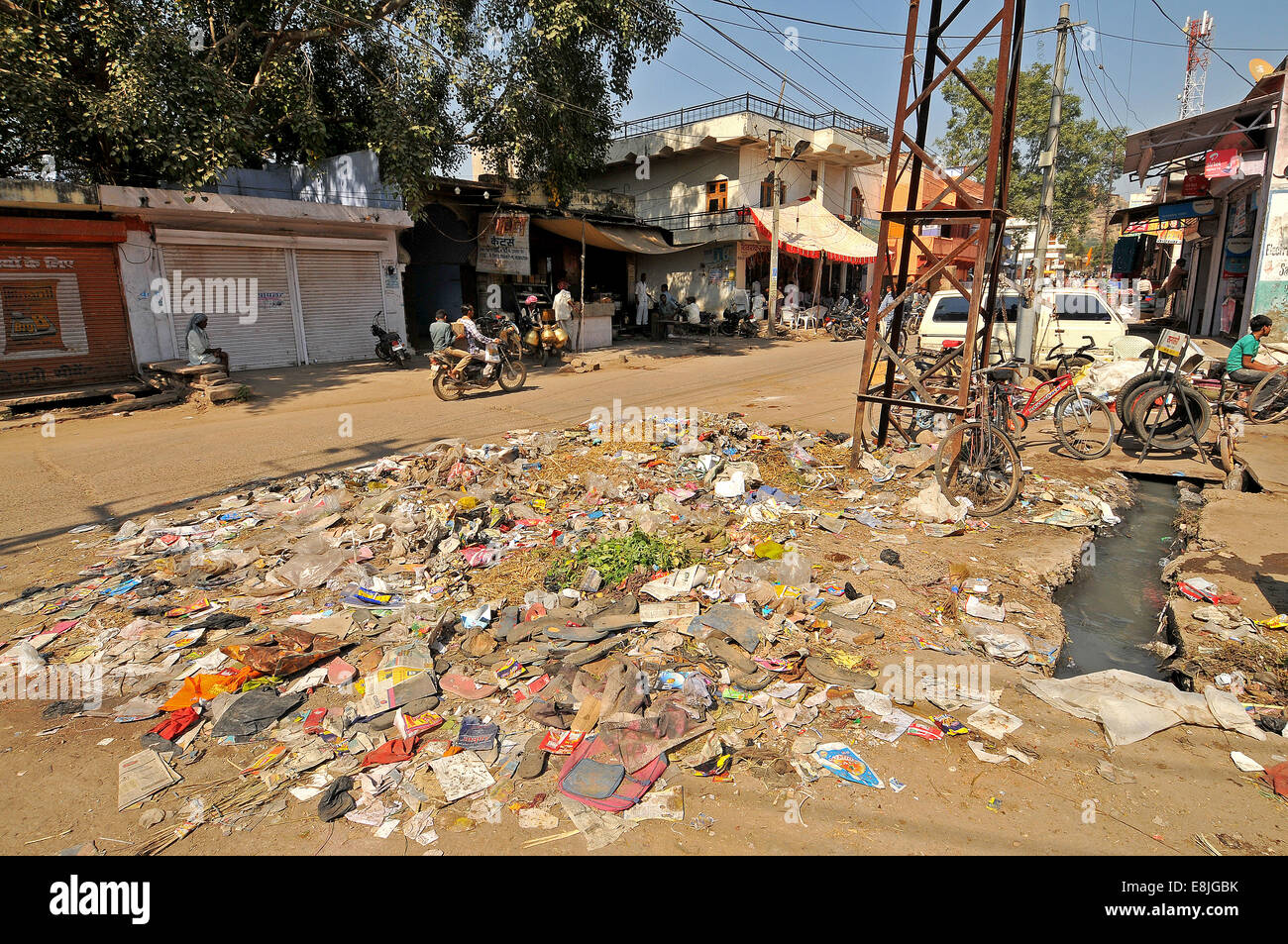 L'inquinamento e dei rifiuti in un Indiano street. Foto Stock