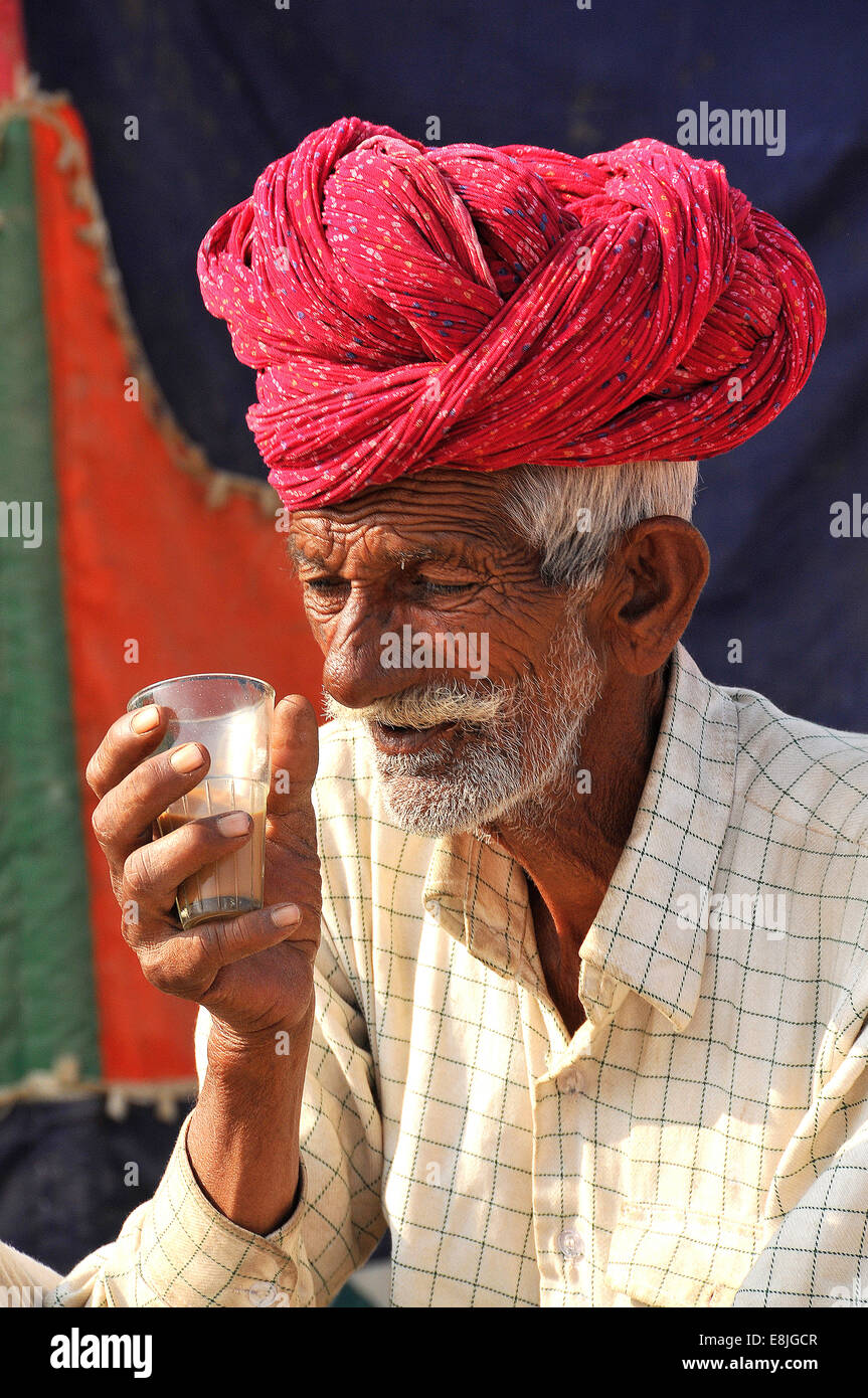 Uomo di Rajasthani bere il tè. Foto Stock