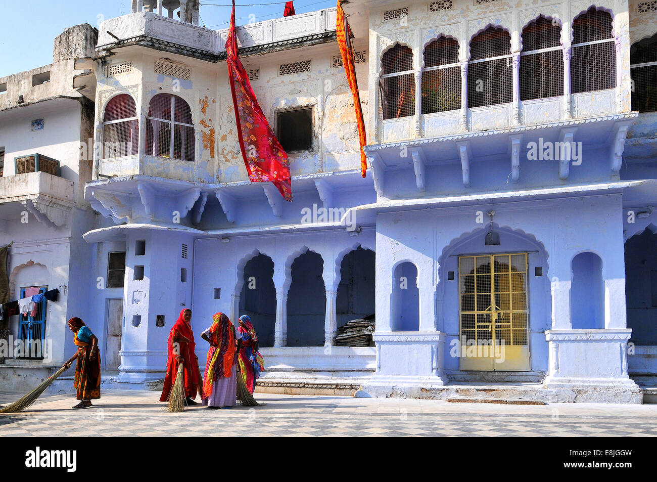Gaths a Santo lago Pushkar e vecchi palazzi Rajput. Foto Stock