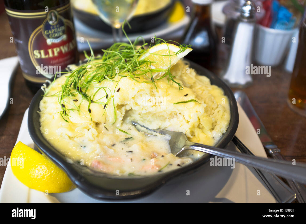 Dh La gazza Cafe WHITBY North Yorkshire torta di pesce piatto cibo ristorante di pesce e frutti di mare Foto Stock