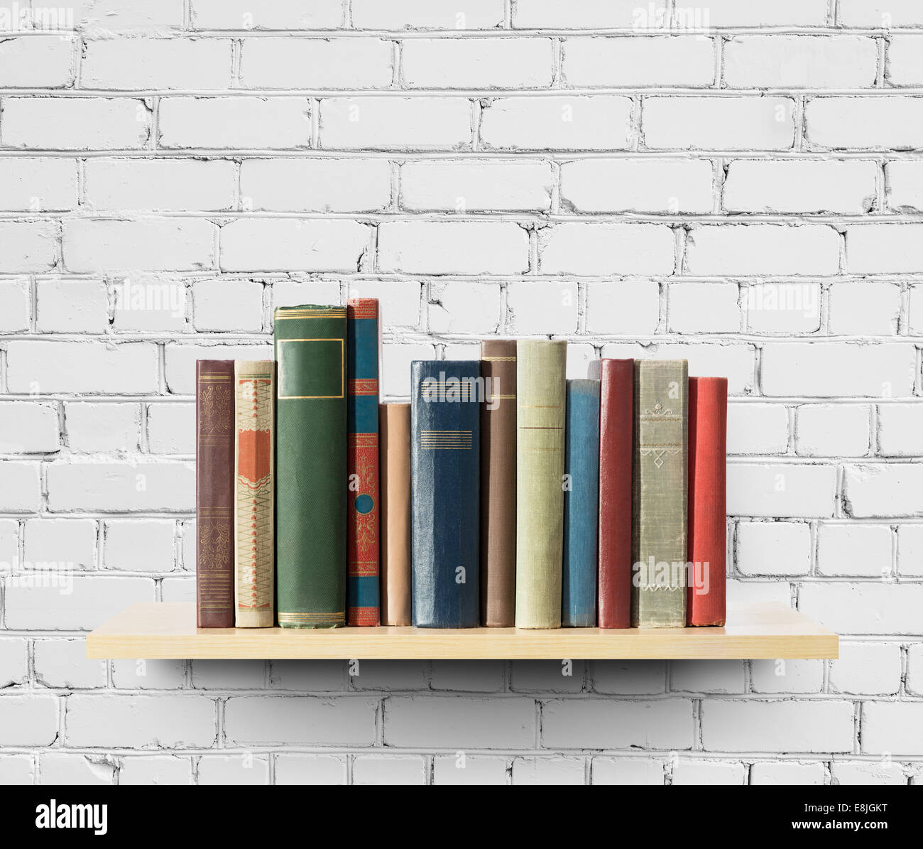 Vecchi libri sullo scaffale Foto Stock