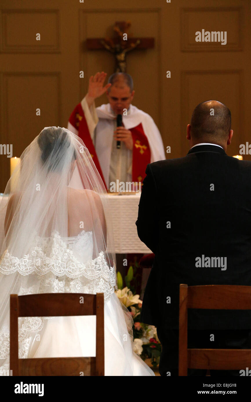 Matrimonio in una chiesa cattolica. Foto Stock