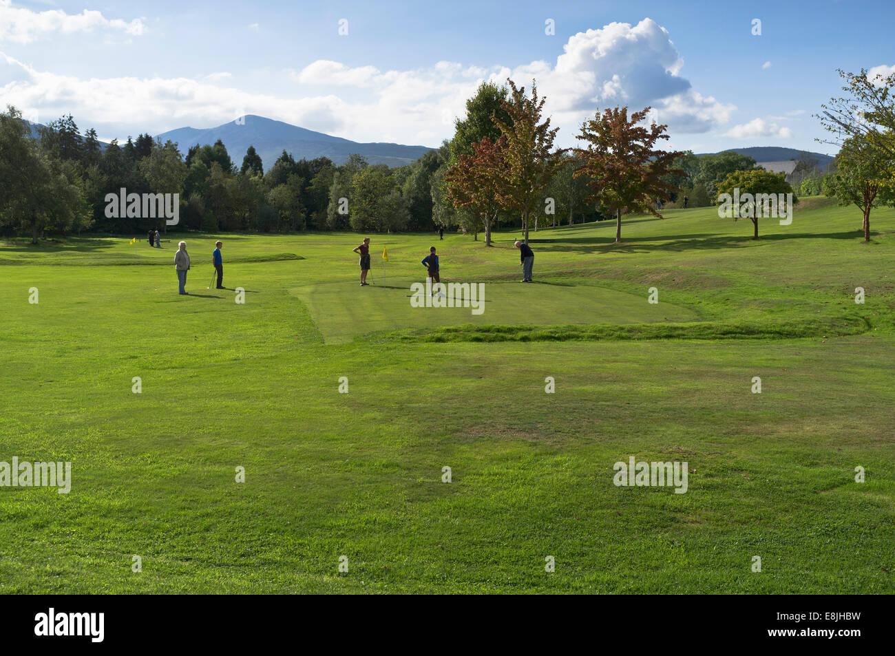 Dh KESWICK Lake District famiglia giocare mini golf sul putting green Foto Stock