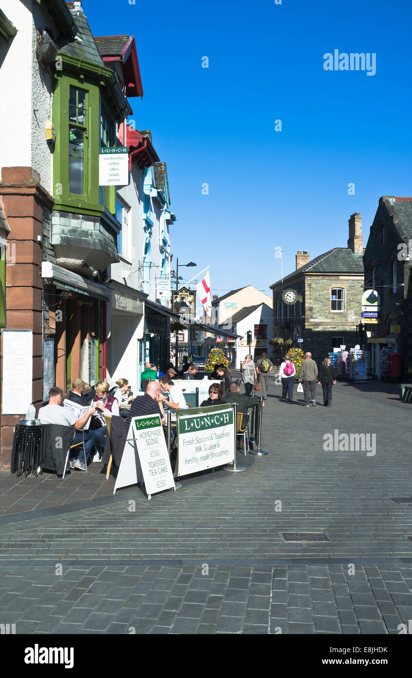 Dh KESWICK Lake District persone aventi alfresco breakfast Keswick main street Foto Stock