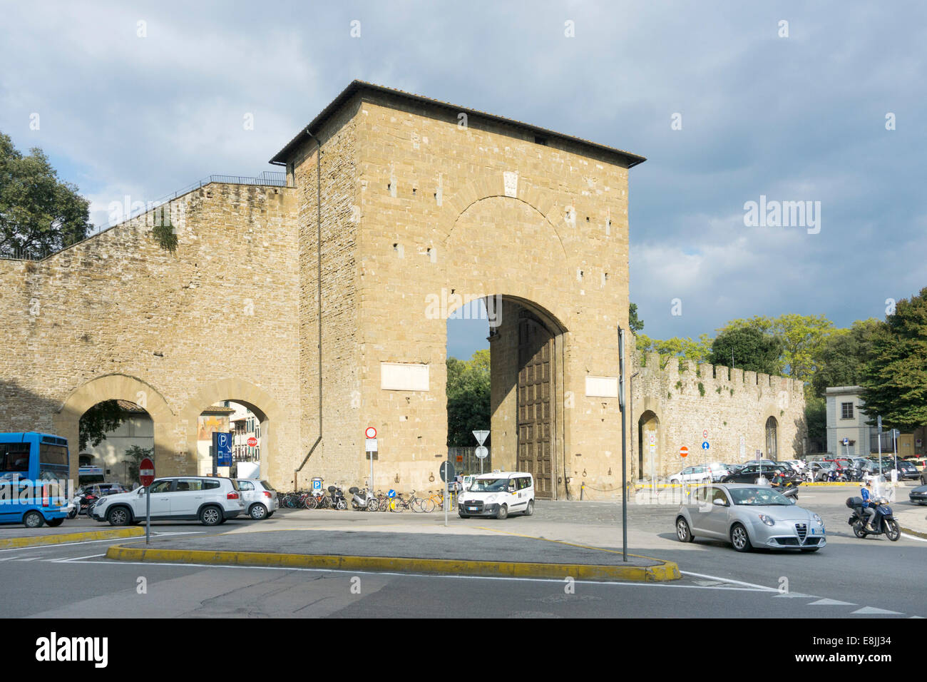 Piazzale della Porta Romana con gateway in pietra e pareti parete costruita  nel 1326 come uscire a Roma dalla città fortificata di Firenze Italia Foto  stock - Alamy