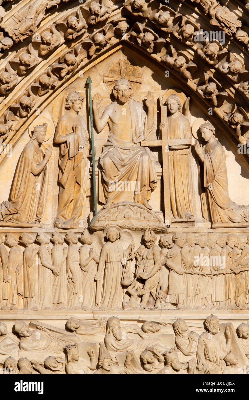 La cattedrale di Notre Dame di Parigi. Portale del Giudizio Universale : Jusesus Cristo e la corona Vergine Maria, di San Giovanni e l'angelo Foto Stock