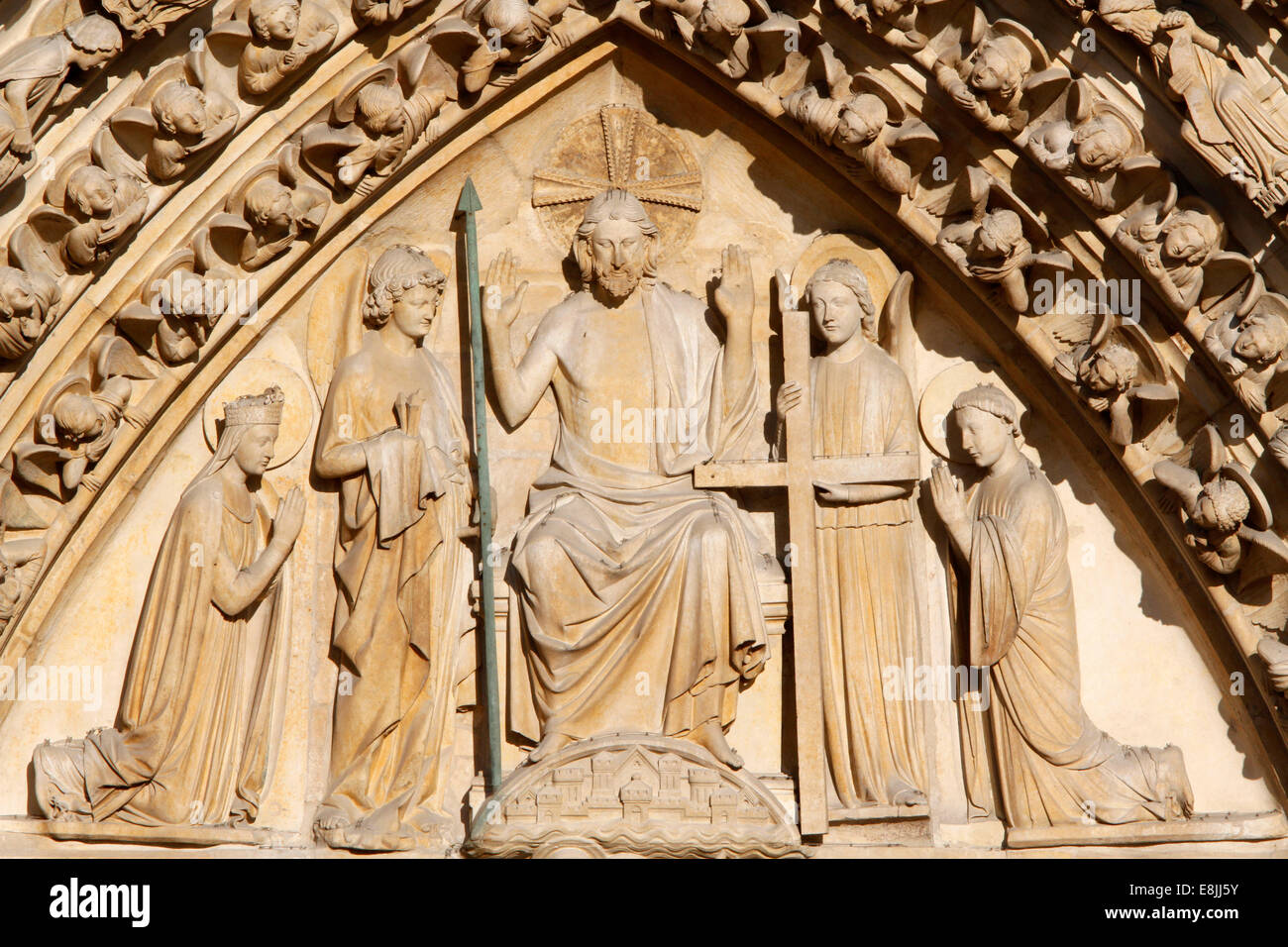 La cattedrale di Notre Dame di Parigi. Il portale dell'ultimo giudizio timpano : Gesù Cristo e la corona di Maria Vergine. Foto Stock