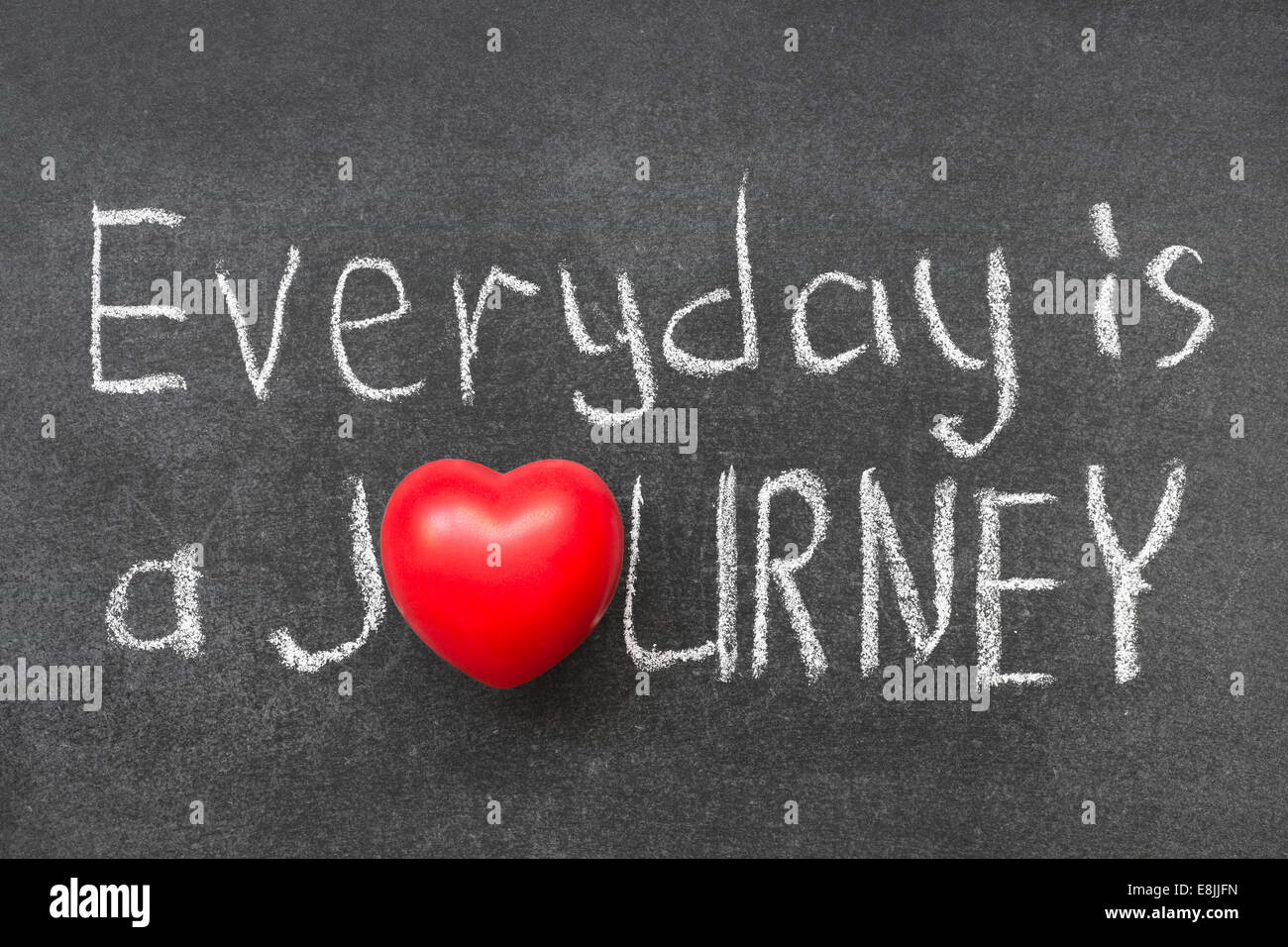 Ogni giorno è un viaggio una frase scritta a mano sulla lavagna con il simbolo del cuore di invece di o Foto Stock