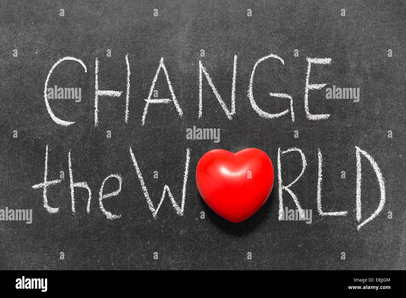 Cambiare il mondo una frase scritta a mano sulla lavagna con il simbolo del cuore di invece di o Foto Stock