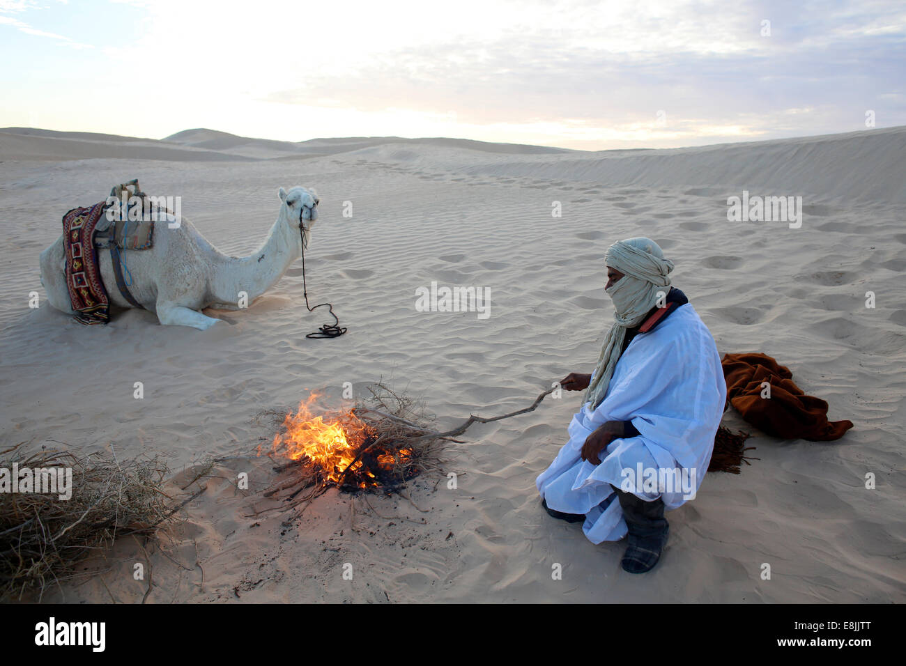 Beduin prendendo un incendio nel Sahara Foto Stock