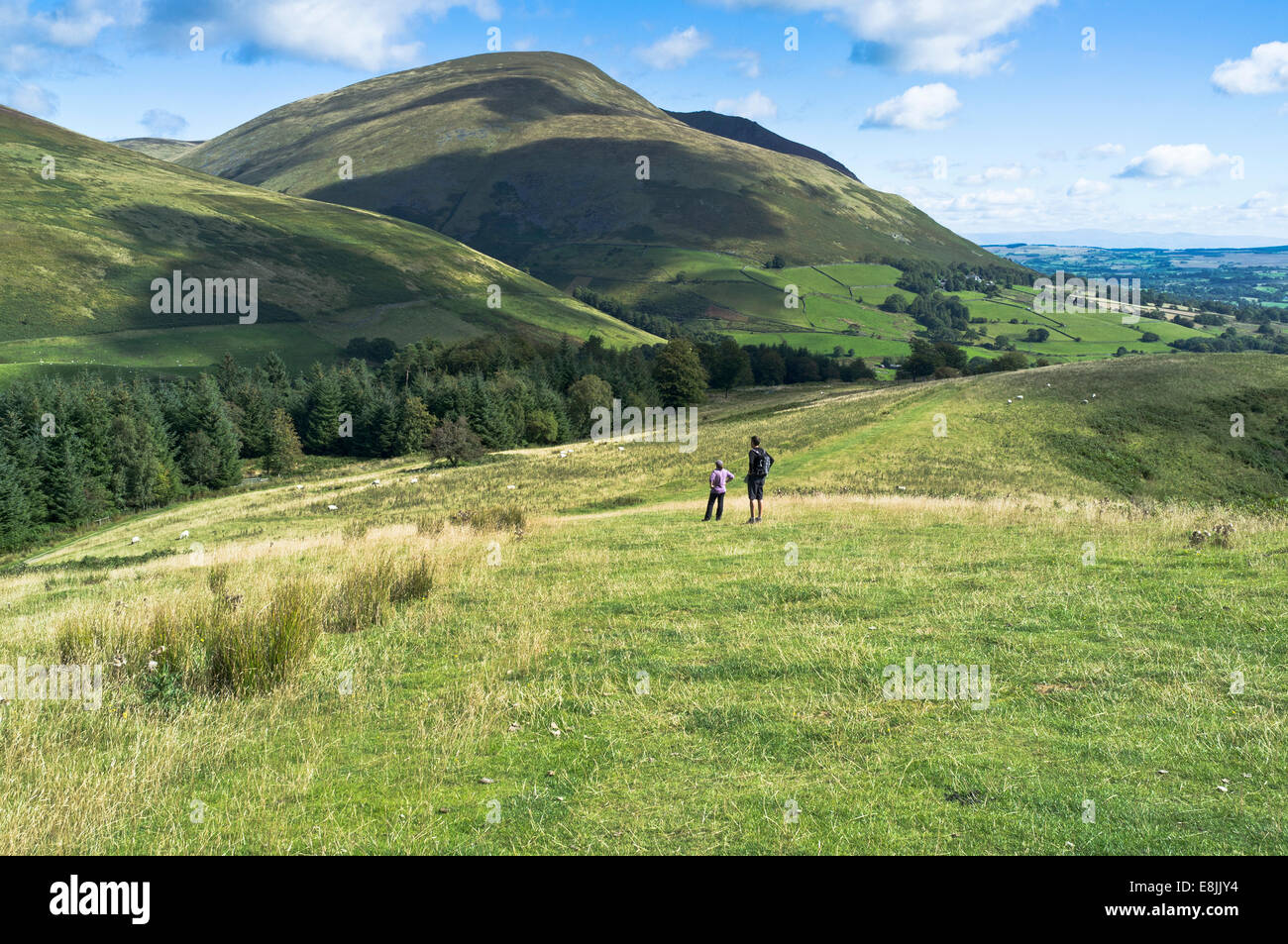 Dh Latrigg KESWICK Lake District giovane walkers sentiero e Blencathra a doppio spiovente collina paese di campagna Foto Stock