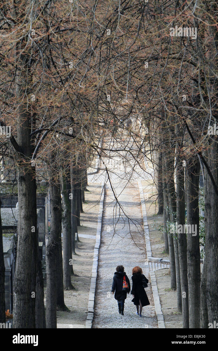Due donne a camminare per il corridoio di un cimitero parigino. PRe Lachaise. Foto Stock